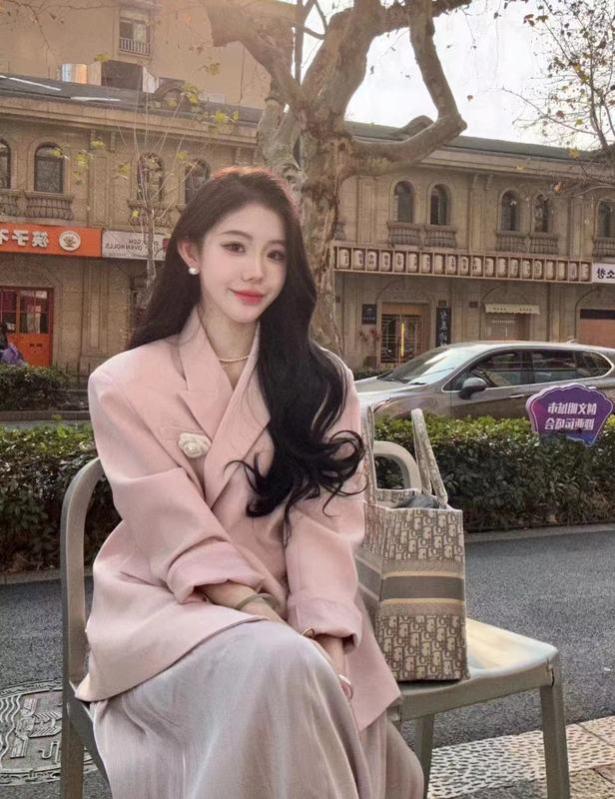 粉色系穿搭甜美来袭
